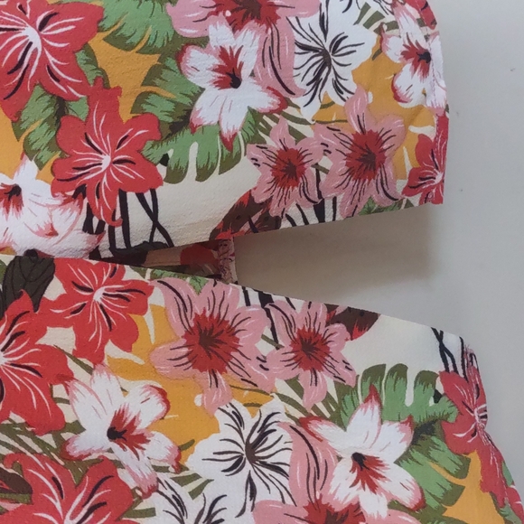 Sag Harbor Button Back Detail Floral Blouse 1x - Picture 8 of 9